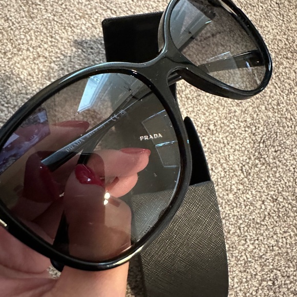 Prada Sunglasses - Like New 🥰 - Picture 8 of 9